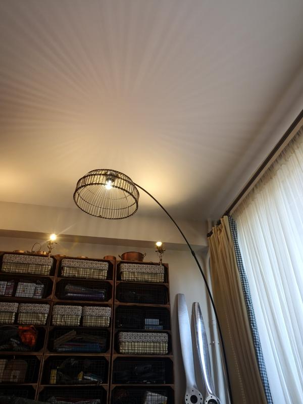 Magnifique lampadaire en arc Noir, bien robuste, de qualité. Nous avons changé l'abat-jour pour un modèle plus à notre goût. 