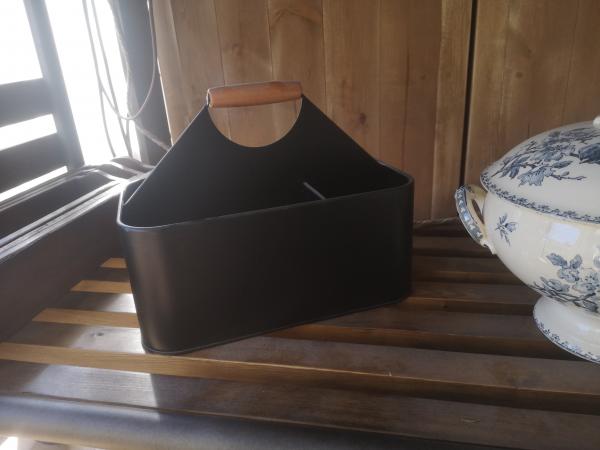 Panier de rangement en fer très élégant. 