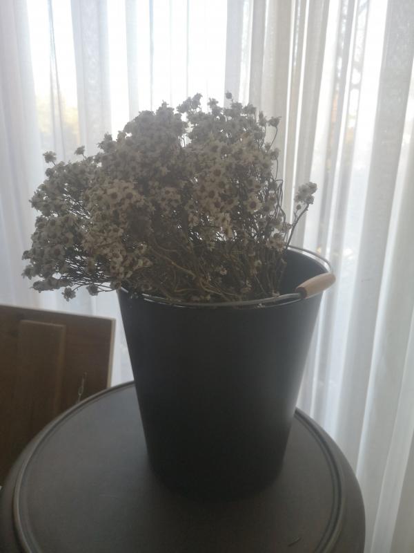 Cubo limpio a juego con la cesta de almacenamiento de la misma colección, muy elegante. 