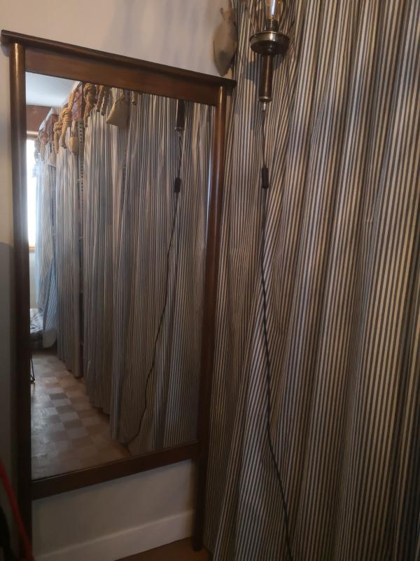 Miroir sur pied Wasia avec cadre en bois