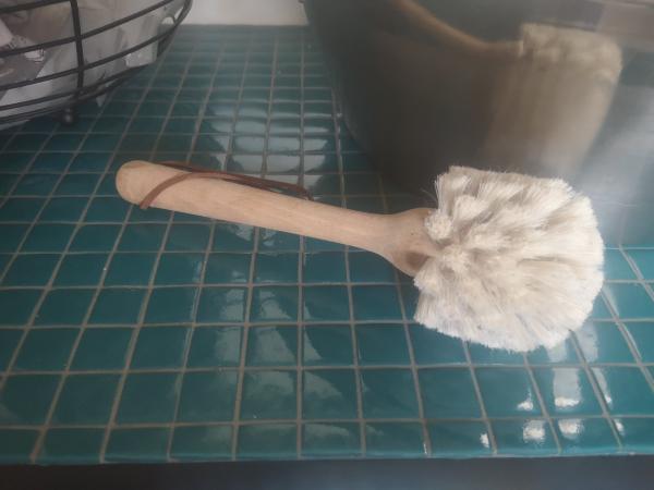 Brosse à vaisselle en hêtre bien pratique. 