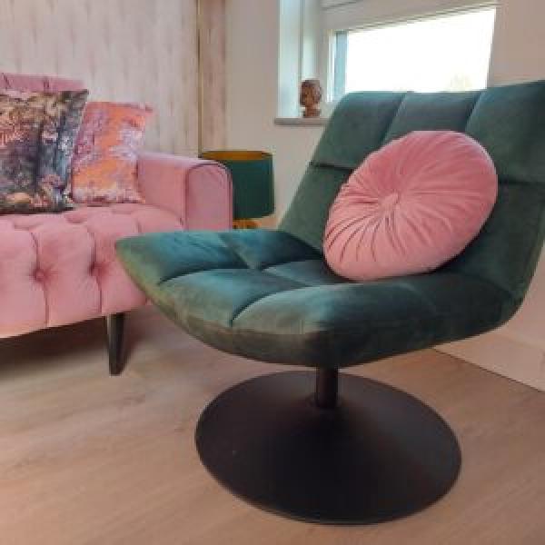 La chaise est dotée d'un rembourrage abondant pour une assise confortable et les lignes épurées de son design lui permettent de s'intégrer dans n'importe quel intérieur. 