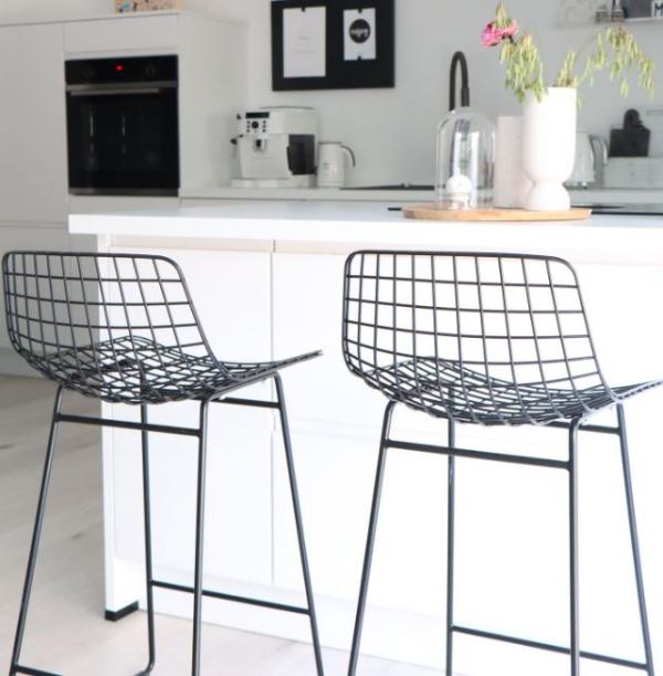 Les pieds sont en métal noir, l'assise et le dossier sont en fil carré laqué noir.