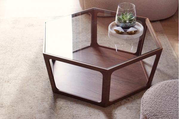 C'est vraiment magnifique et la combinaison de la forme, de la fabrication ouverte et du bois sombre avec le verre clair... J'adore !