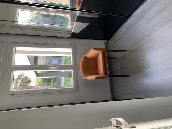 Beau fauteuil aux pieds noirs pour mon nouveau dressing 