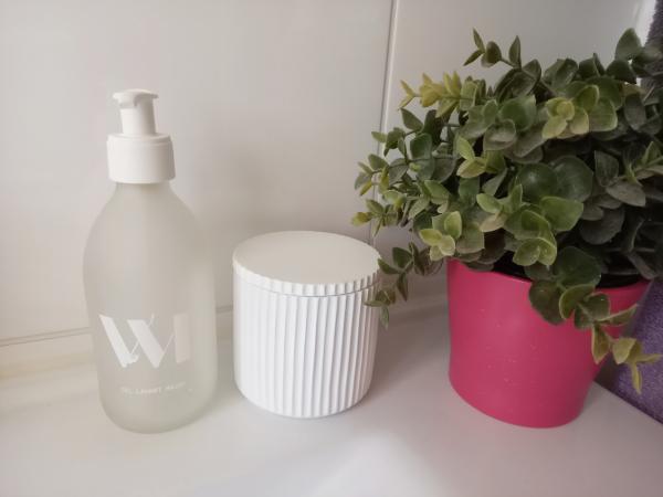 petit bocal avec son couvercle pour ranger mes cotons démaquillants