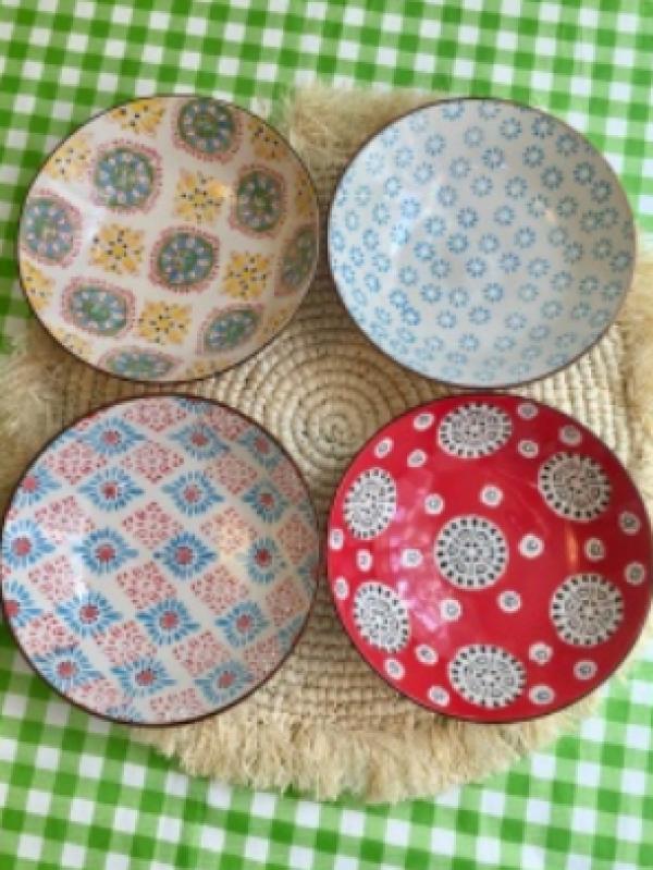 La variété des motifs et des couleurs donne à la table un caractère frais et gai.