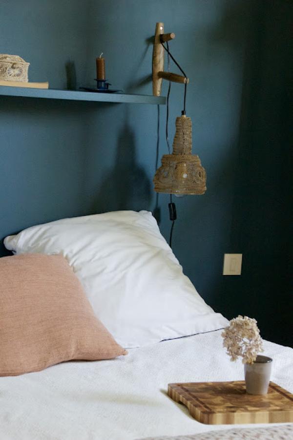 Ce que j'aime dans ce luminaire est que la partie à fixer est en bois de manguier