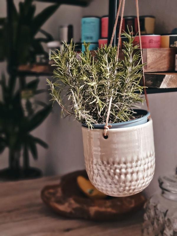 Avec la suspension en cuir, il s'intègre parfaitement dans l'ensemble de notre cuisine.