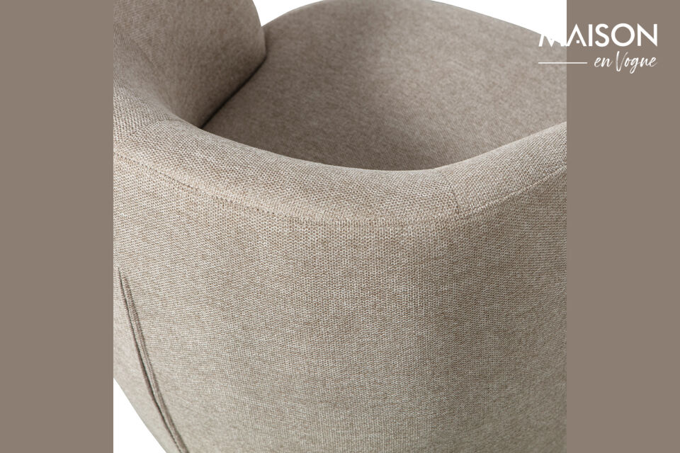 Latti est compose de 94% de polyester et de 6% de nylon