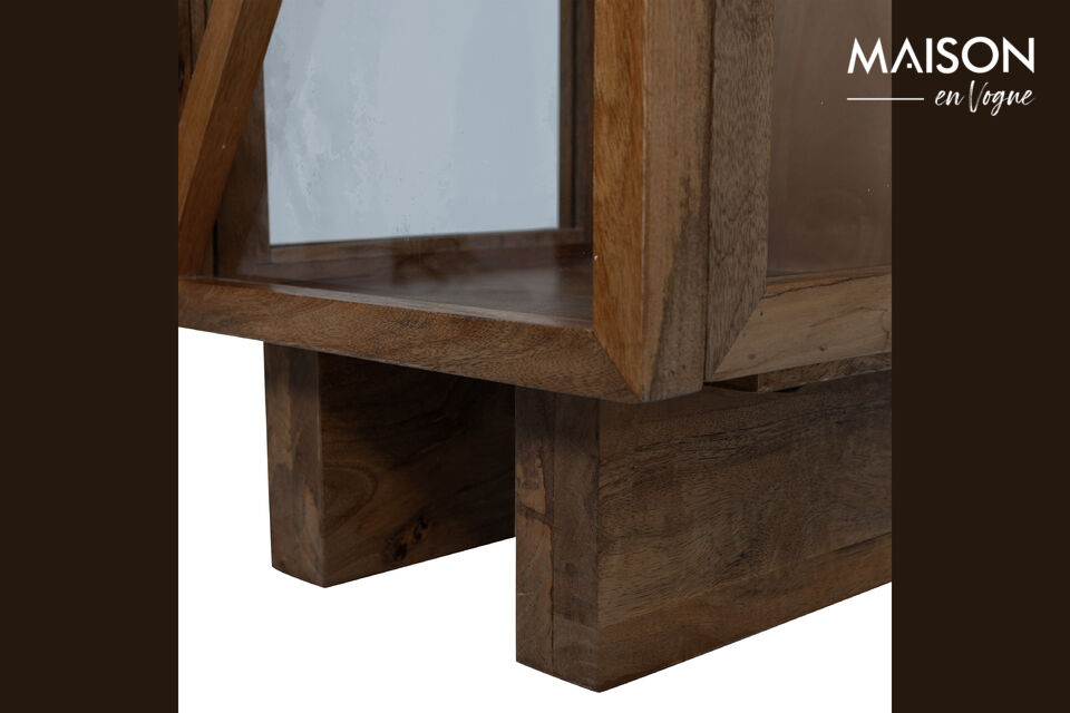 Mango wood is also characterized by clearly visible grains and color nuances