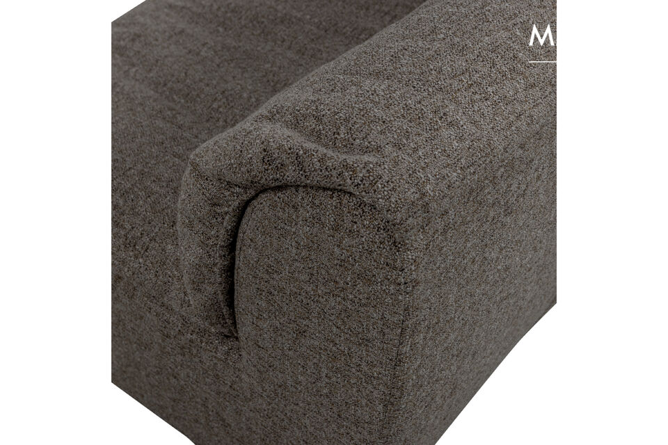This cozy sofa with a plush top layer and soft fabric exudes luxury and fits effortlessly into any