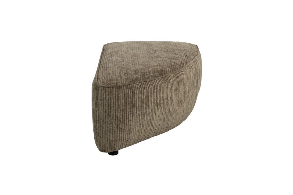 Deze poef is bekleed met een zacht aanvoelende geribbelde stof with een zijdeachtige glans en voegt