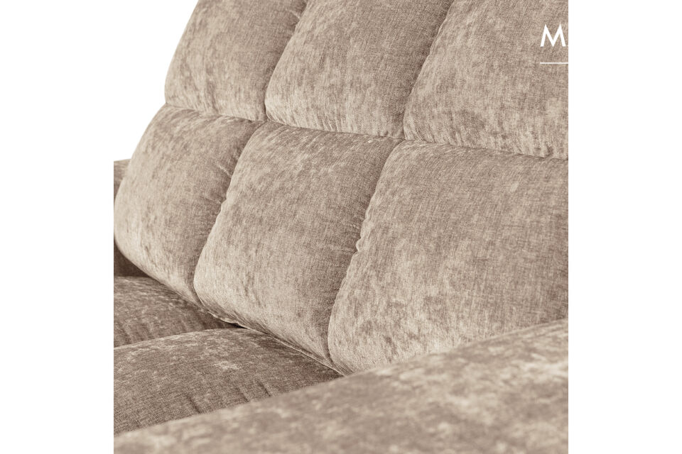 Die raffinierten Linien dieses Sofas sind sofort erkennbar und verleihen Ihrer Einrichtung einen