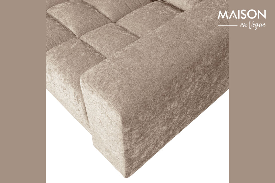 Die raffinierten Linien dieses Sofas sind sofort erkennbar und verleihen Ihrer Einrichtung einen
