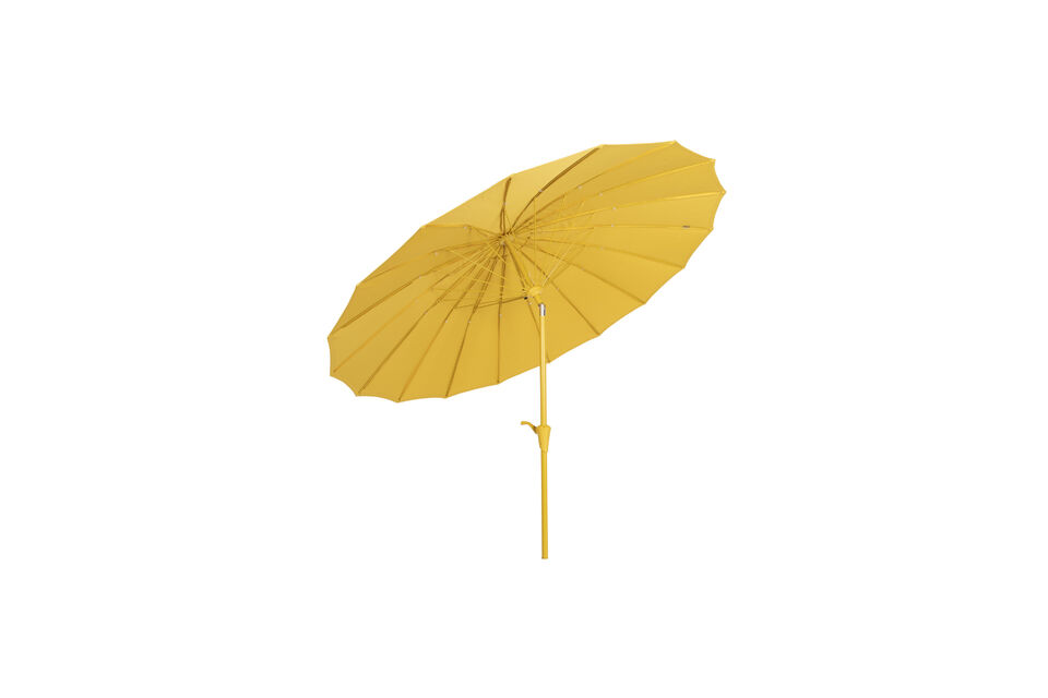 With the Sunshine parasol from Zuiver, you will always sit comfortably and sheltered