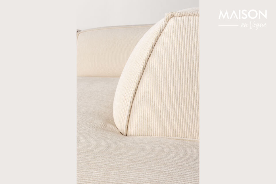 The soft and strong fabric, combined with the extra top layer on the cushions, ensures a comfy seat