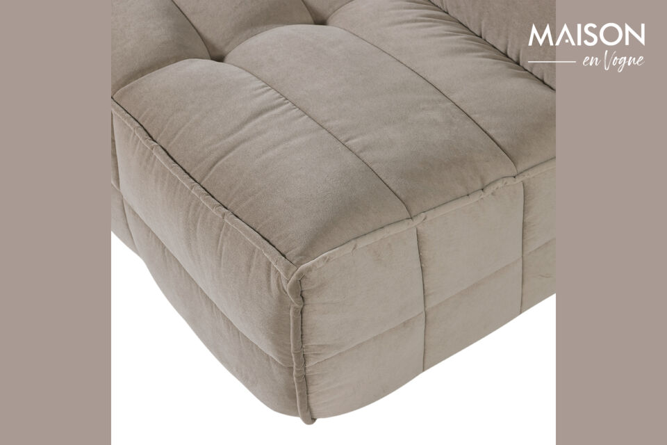 This 3-seater sofa from the Cluster series features deep seating that invites you to fully relax