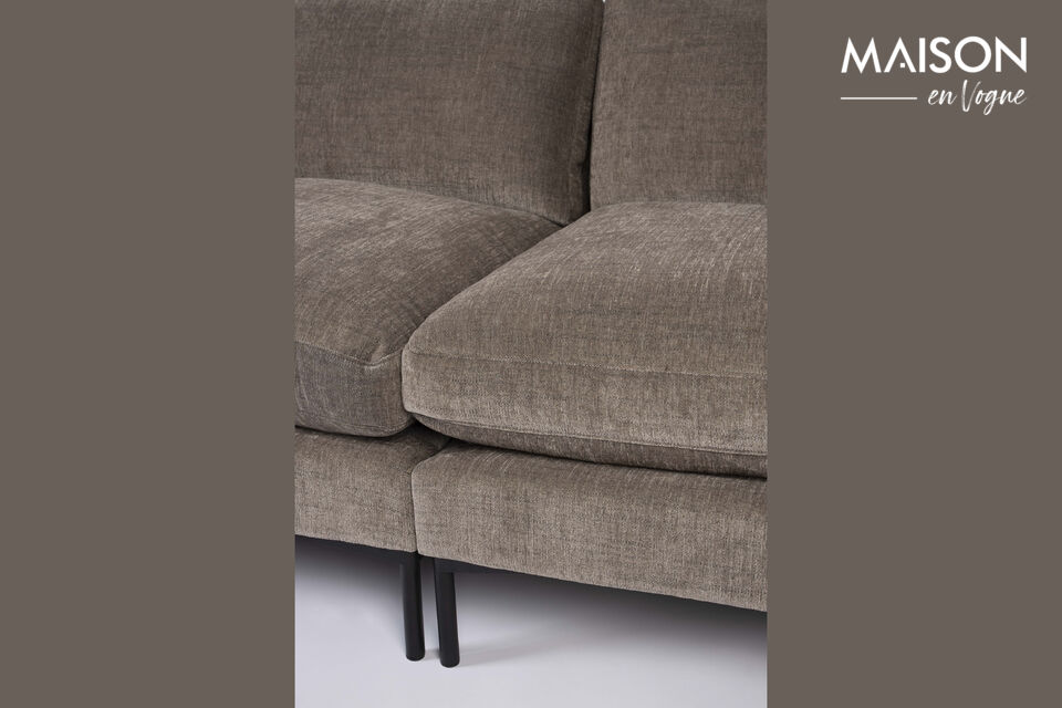 Dieses schöne Sofa ist in verschiedenen Größen und Farben erhältlich und verfügt über ein