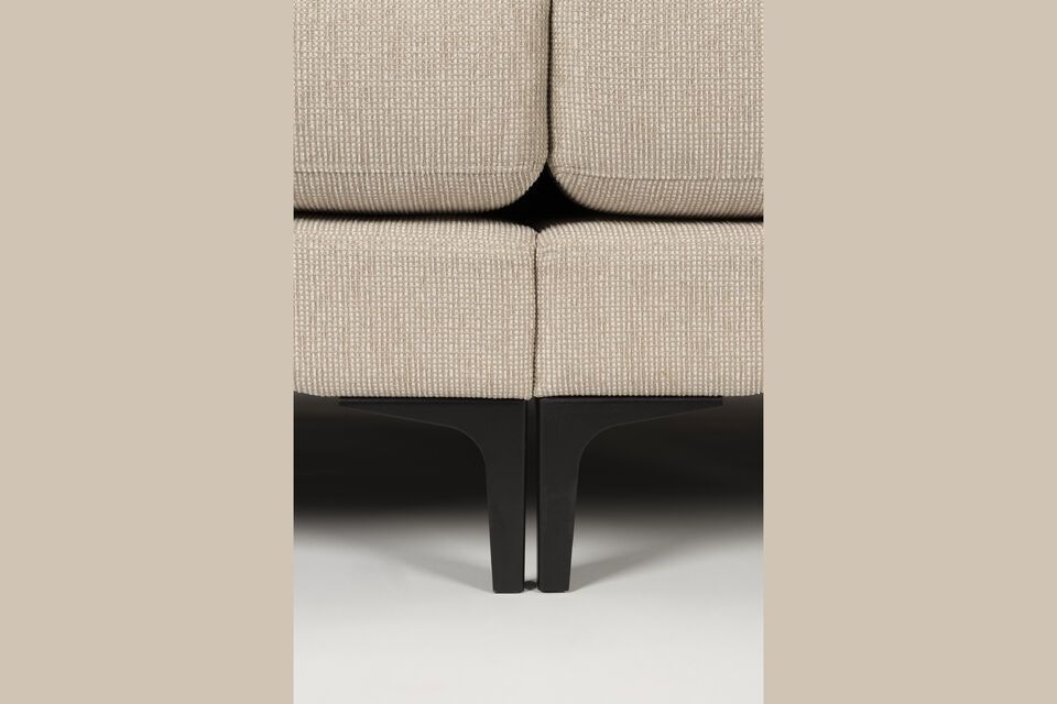 De Balcony sofa is gemaakt in Europa door bekwame vakmensen en elk detail van de bank is zorgvuldig