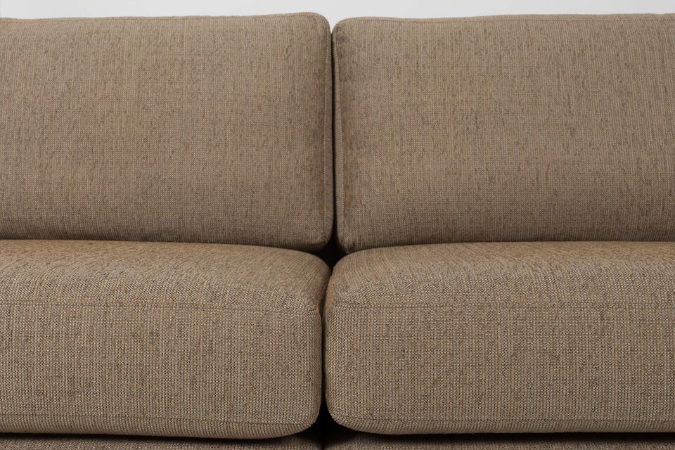 Hij is 85 cm hoog en heeft zittingen die worden geaccentueerd door een elegante bekleding