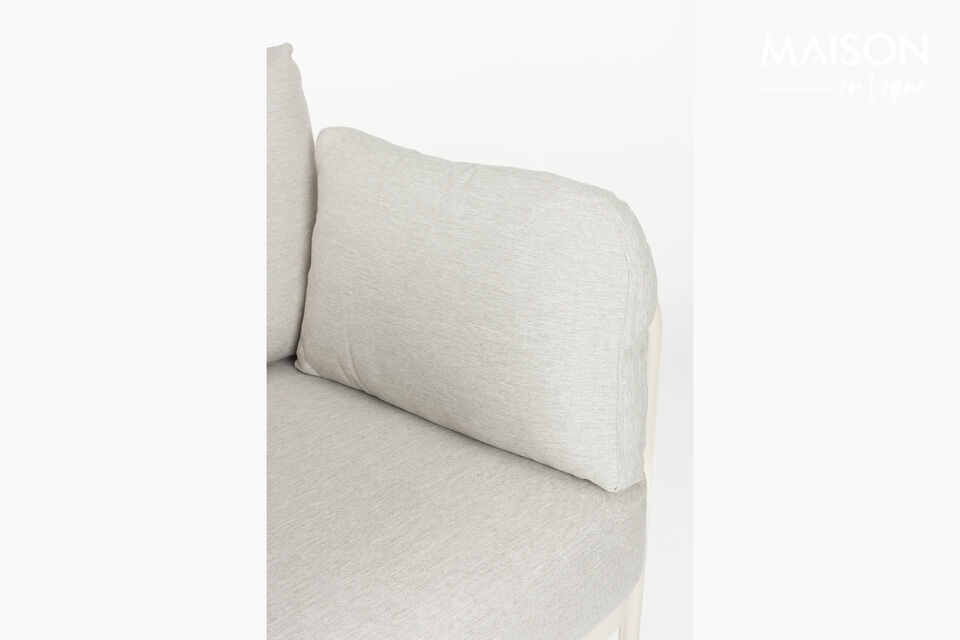 In de royale zit- en rugkussens van de Vista bank en stoel, kruip je namelijk heerlijk weg