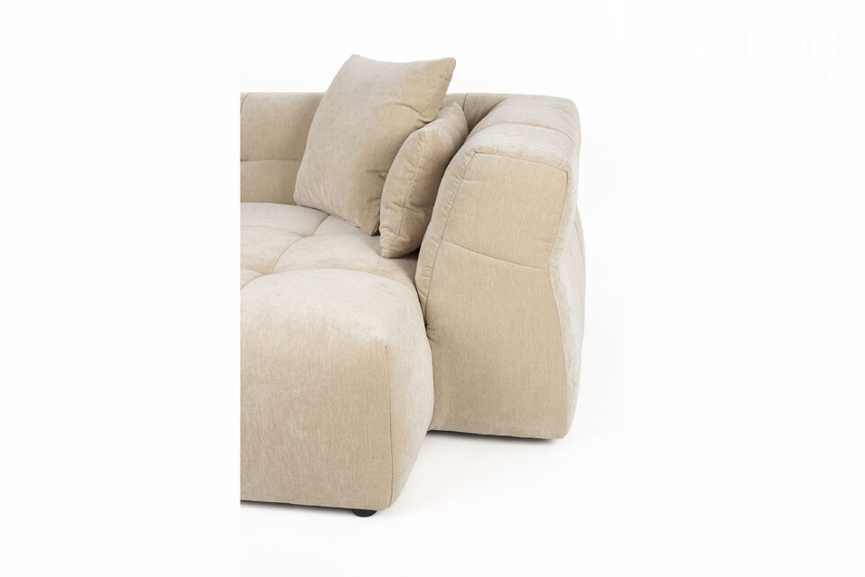 Dieses einladende Sofa verfügt über eine gesteppte Sitz- und Rückenlehne