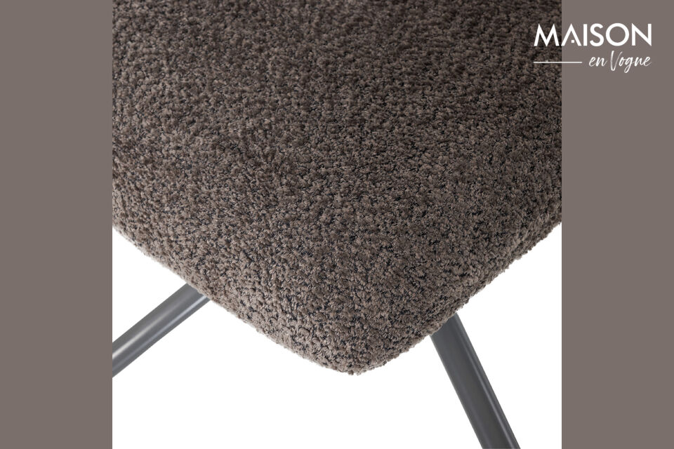 This swivel armchair fits perfectly in your living room next to your sofa