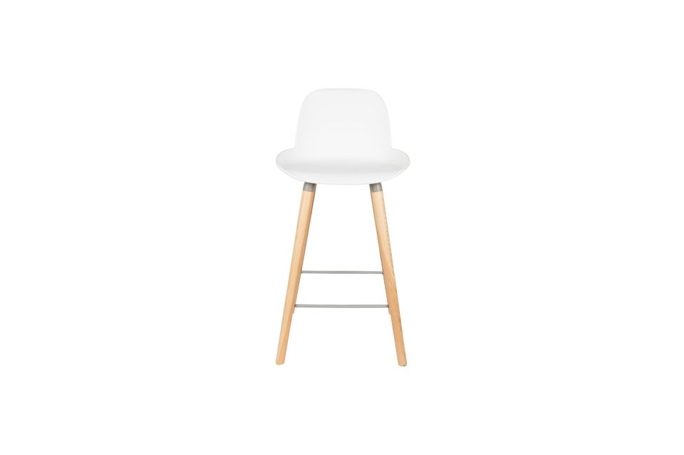 The aluminium footrest adds a design touch