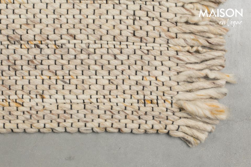 La parte trasera de la alfombra está fabricada en algodón con un acabado de látex para evitar