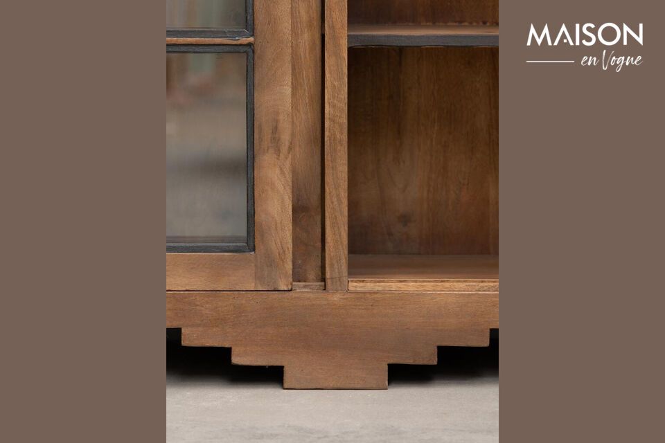 This substantial piece, 199 cm long, 31 cm deep and 183 cm high, combines functionality with style