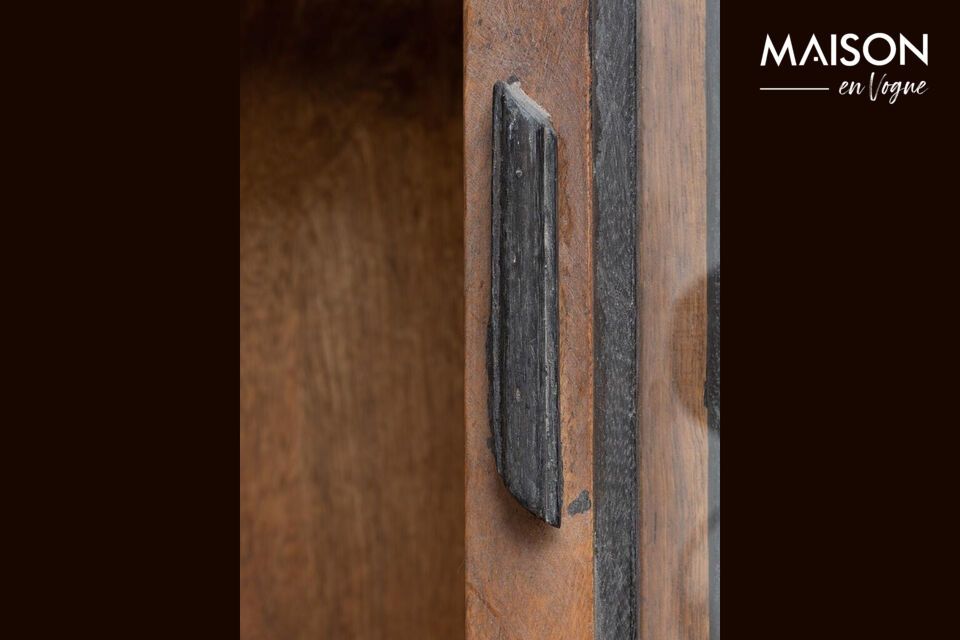 Its sleek design and fine lines allow it to blend harmoniously into a variety of decors
