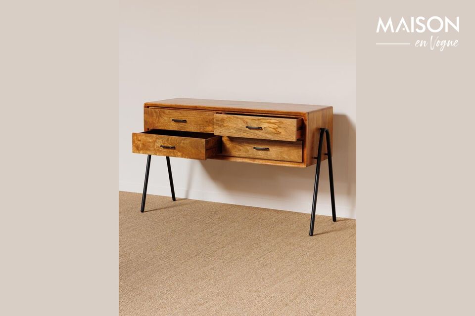 El aparador está especialmente fabricado en madera de mango