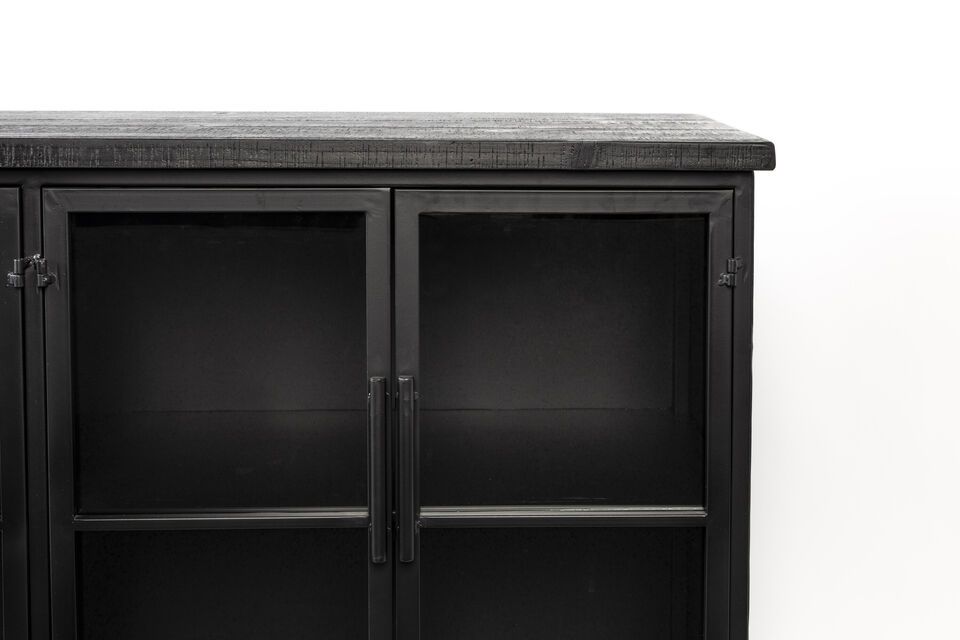 El diseño con ruedas facilita el desplazamiento del mueble
