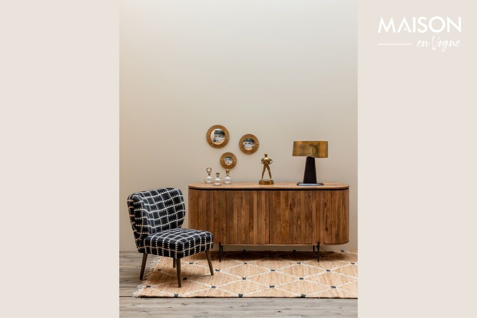 Fabricado con esmero, este mueble combina funcionalidad y estilo atemporal