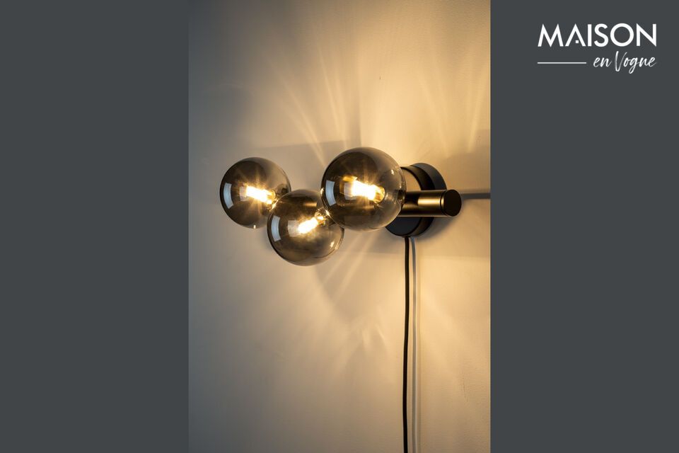 Transforme su espacio con nuestro elegante y funcional aplique de pared.