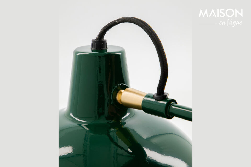 Con su acabado en esmalte verde y su diseño clásico de lámpara de escritorio