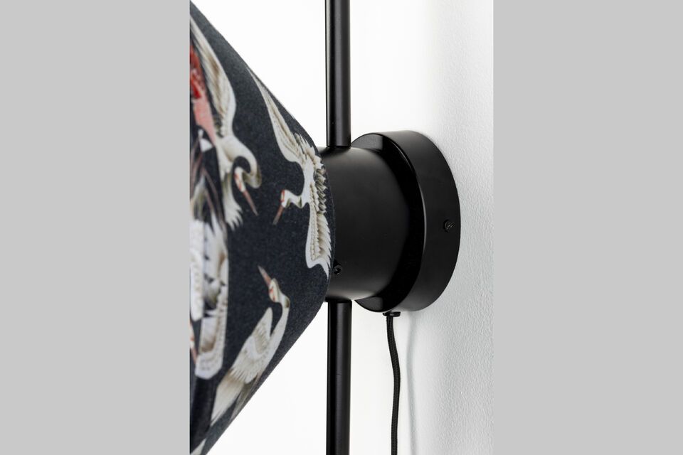 Su color negro mate y su acabado de calidad aportan un toque de sofisticación a su decoración