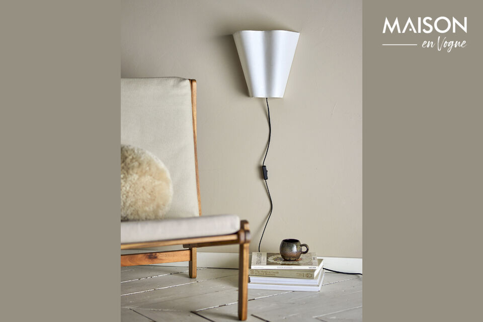 El aplique de pared Janese de Bloomingville se caracteriza por un diseño sencillo y elegante con