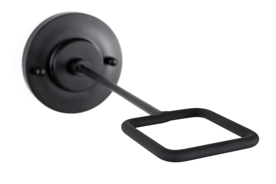 Esta lámpara está fabricada en metal negro resistente y destaca por su elegante diseño