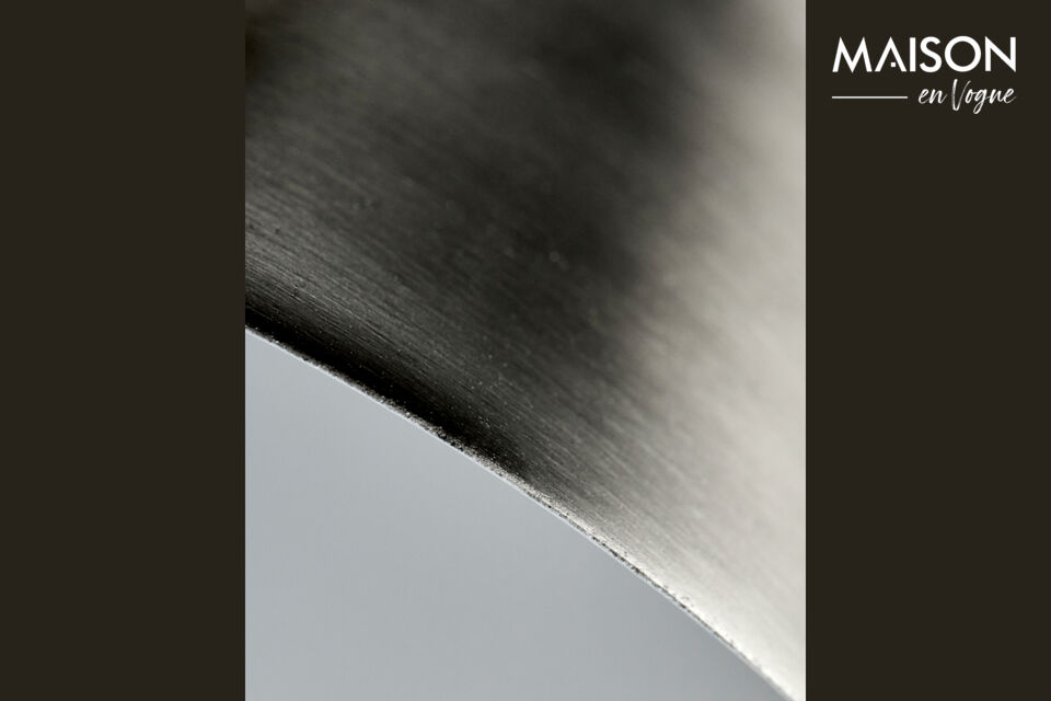 Bring contemporary sophistication to your home with this wall lamp in brushed silver