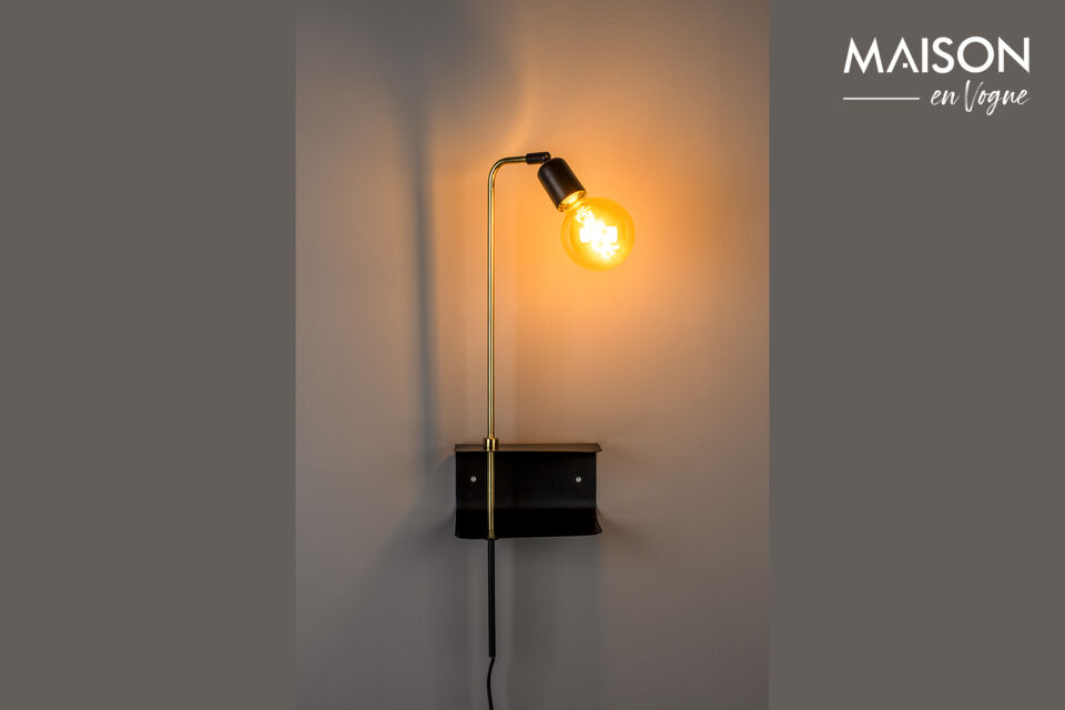 L\'applique murale Shaw de Dutchbone est suspendue à un support en forme de U