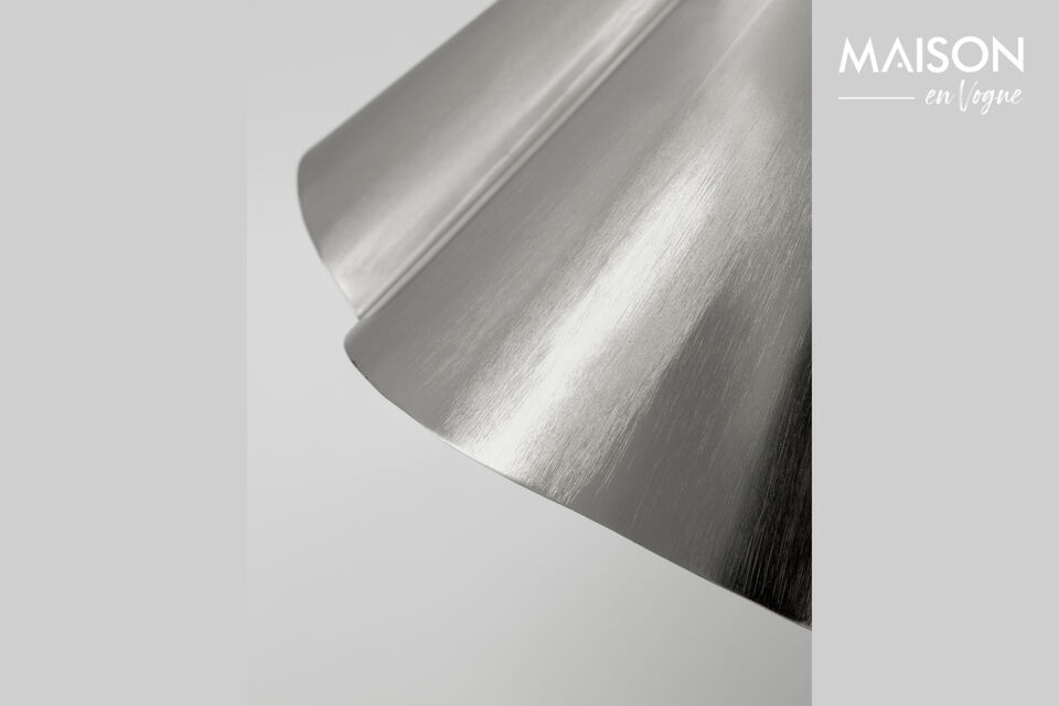 L\'applique murale HDFlola est fabriquée à la main en fer avec une finition argent brossé et
