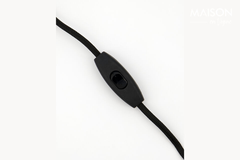 Cette élégante applique murale apporte une touche de charme industriel à votre intérieur