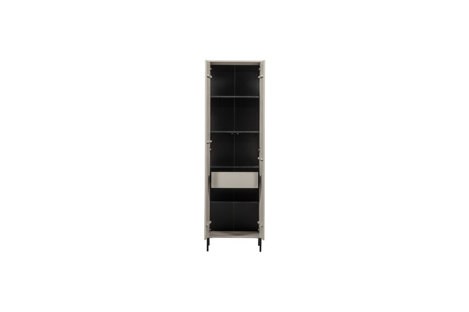 L\'int&eacute;rieur est en panneaux de particules noirs