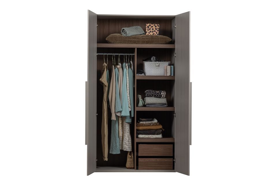 Está disponible en gris claro y puede elegirse con 1, 2 ó 3 puertas que cubren toda su altura