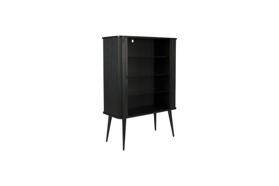 De color negro y en madera de roble barnizada, destaca por su carácter y estética única