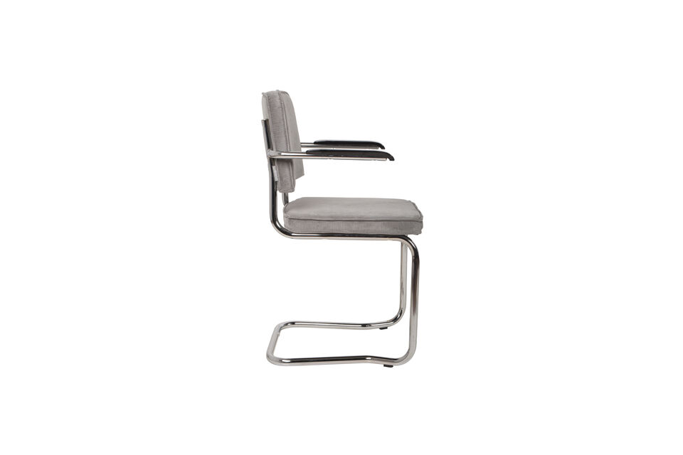 Comfortable seat due to the slightly springy frame