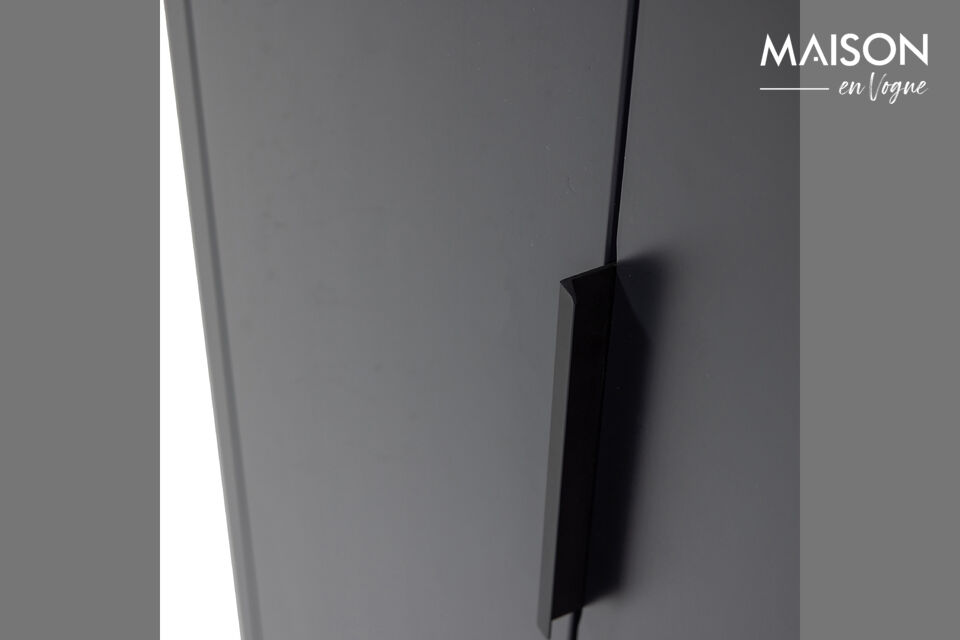 Le pin est ainsi poncé et recouvert d\'une belle couche de laque opaque