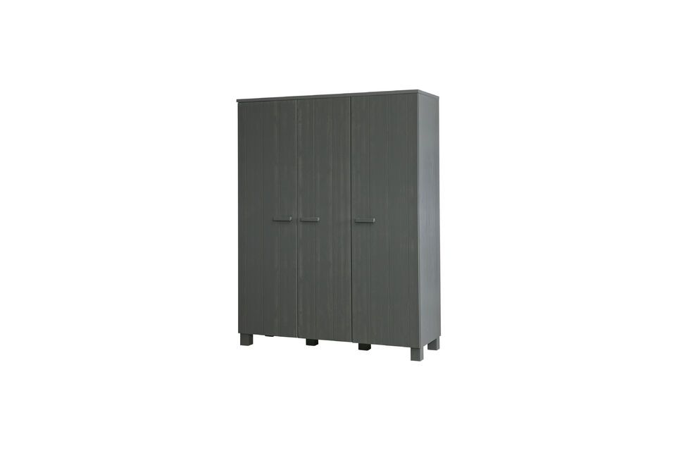 L\'armoire 3 portes Dennis de WOOOD est la solution de rangement idéale pour une chambre à coucher